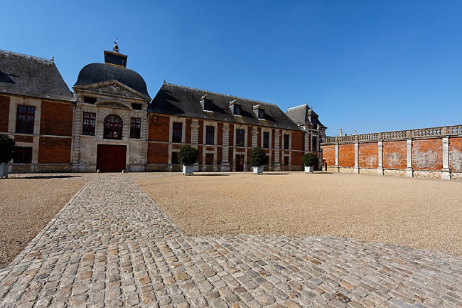 Chateau du Champ de Bataille-031